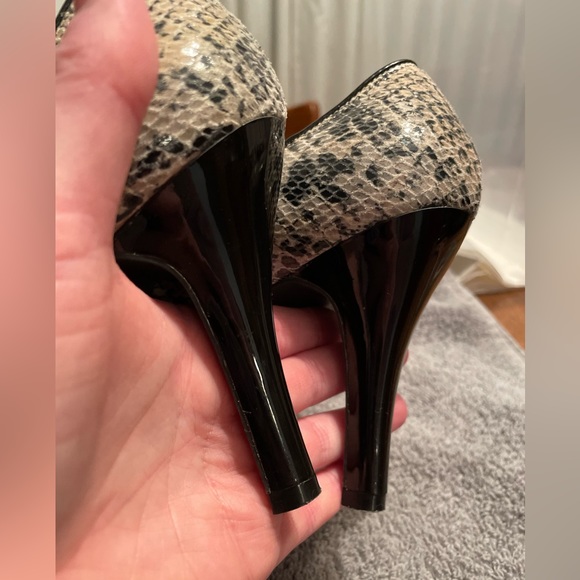 Snakeskin pumps - Picture 6 of 10